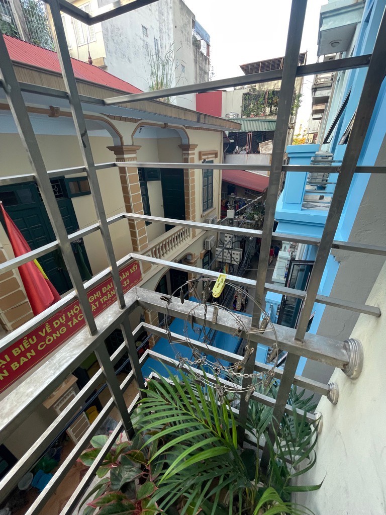 Nhà 6 tầng Nguyễn Đình Hoàn, Cho thuê kinh doanh online, căn hộ dịch vụ. Ngõ nông, thông Hoàng Quốc
