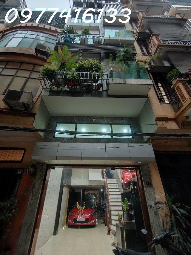 Bán nhà phố Nguyễn Chí Thanh, Đống Đa. Gara oto 7 chỗ - oto tránh. 43m2 x 6T x MT 4.3m. Giá 13.7 tỷ