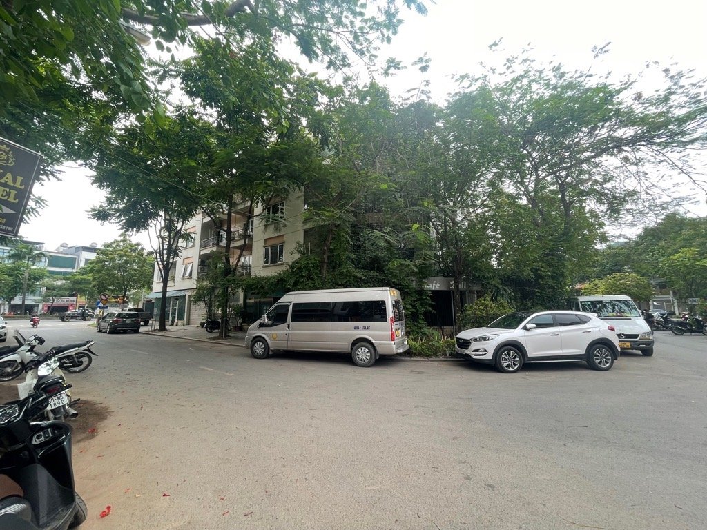 Chính chủ bán liền kề góc Văn Phú Vip 175m ngã tư view công viên