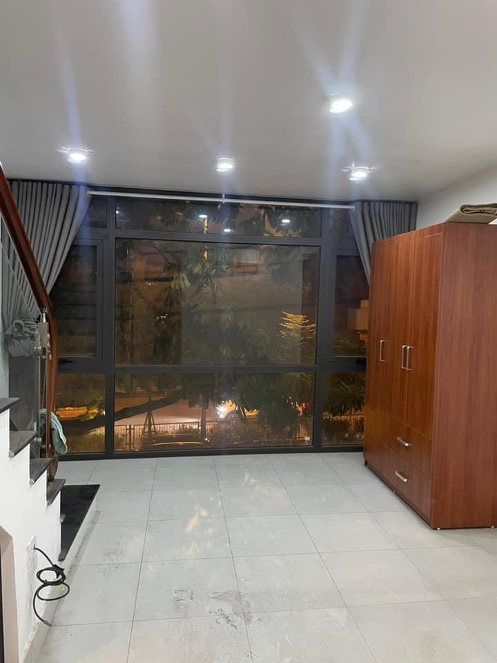 Bán gấp nhà mặt phố Nguyễn Văn Linh, 4 tầng, giá 3,2 tỷ.