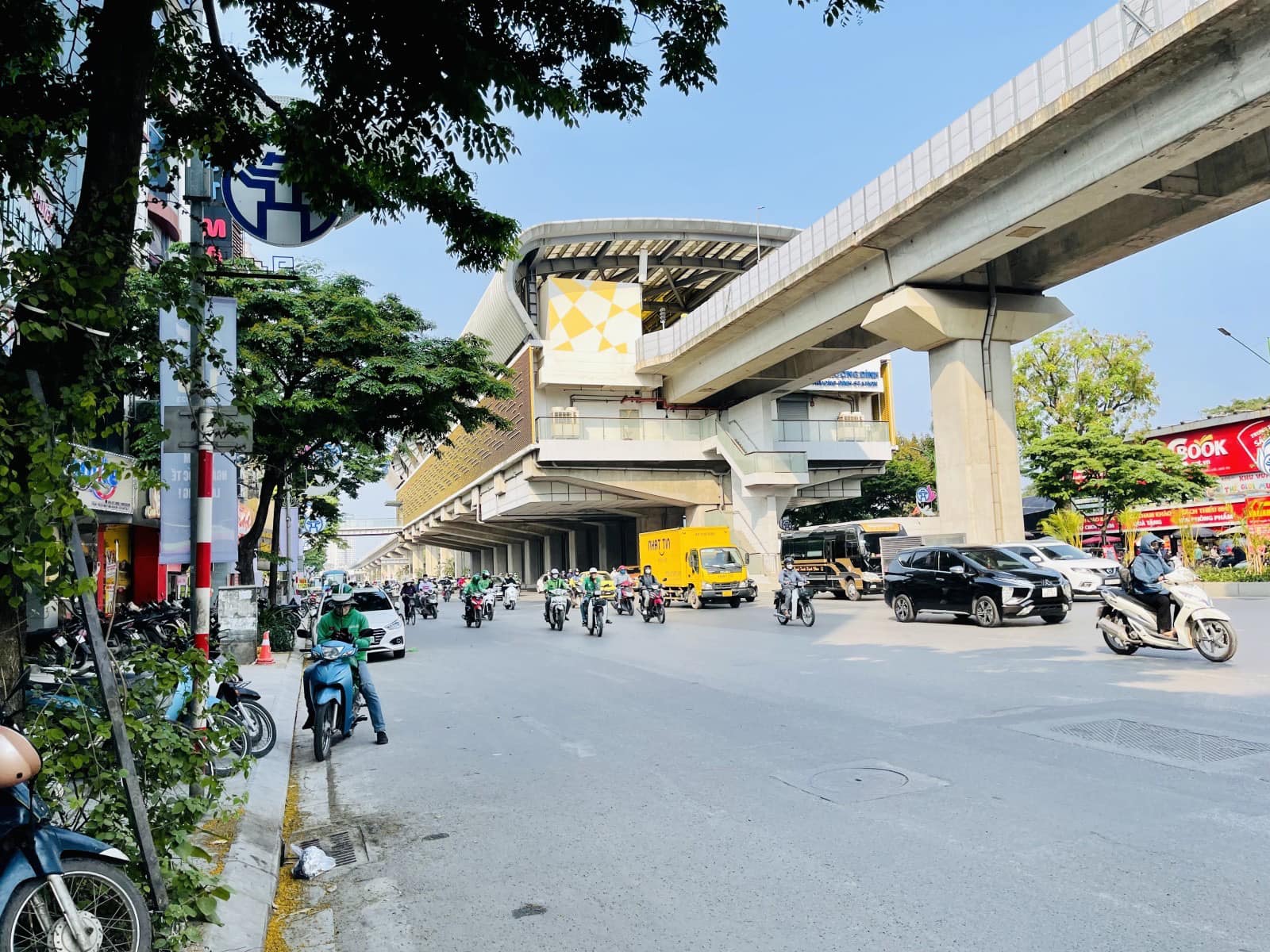 Bán gấp nhà phố Nguyễn Trãi 30m2, 5 tầng 4.5m, chỉ hơn 3 tỷ, gần phố, ga tàu điện trên cao, dân tự xây.