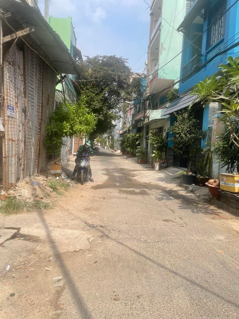 Bán đất tặng nhà đường Nguyễn Sơn quận Tân Phú