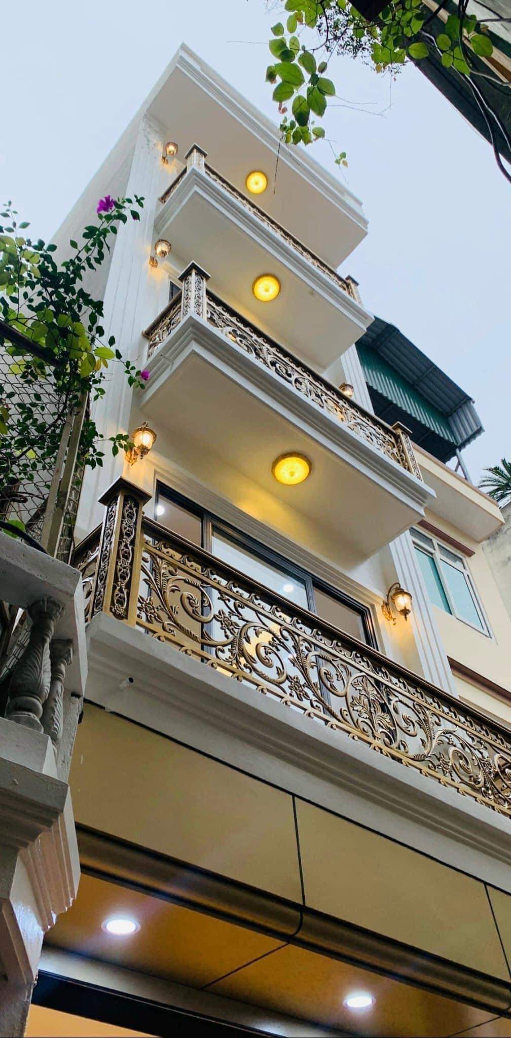 Bán Nhà Hoàng Quốc Việt - 97m2 giá 5 tầng, cho thuê tốt