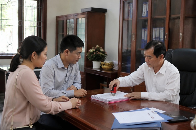 Hai vợ chồng có thể đến Văn phòng Công chứng để thực hiện đồng đứng tên căn nhà