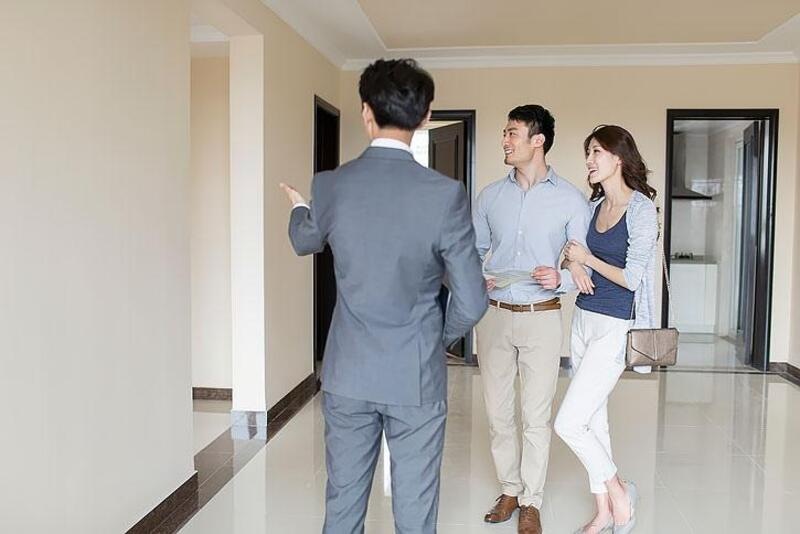 Quan sát cách môi giới dẫn đường và giới thiệu