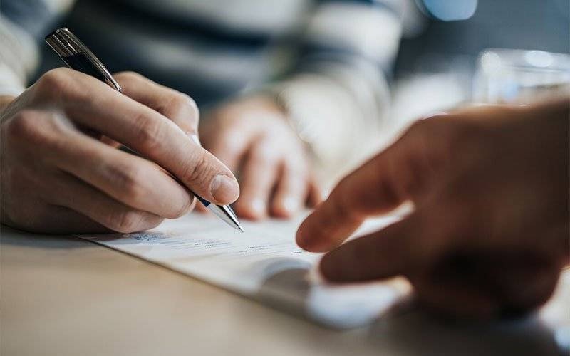 Nhân viên môi giới cần hỗ trợ pháp lý cho khách hàng trong quá trình đặt cọc và làm hợp đồng