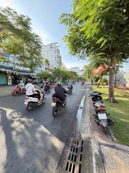 ban nha măt tiền trung tâm Bàu Cát