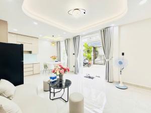 NHÀ MỚI FULL NỘI THẤT , HXH , NGANG 8M , NHỈNH 3.x TỶ