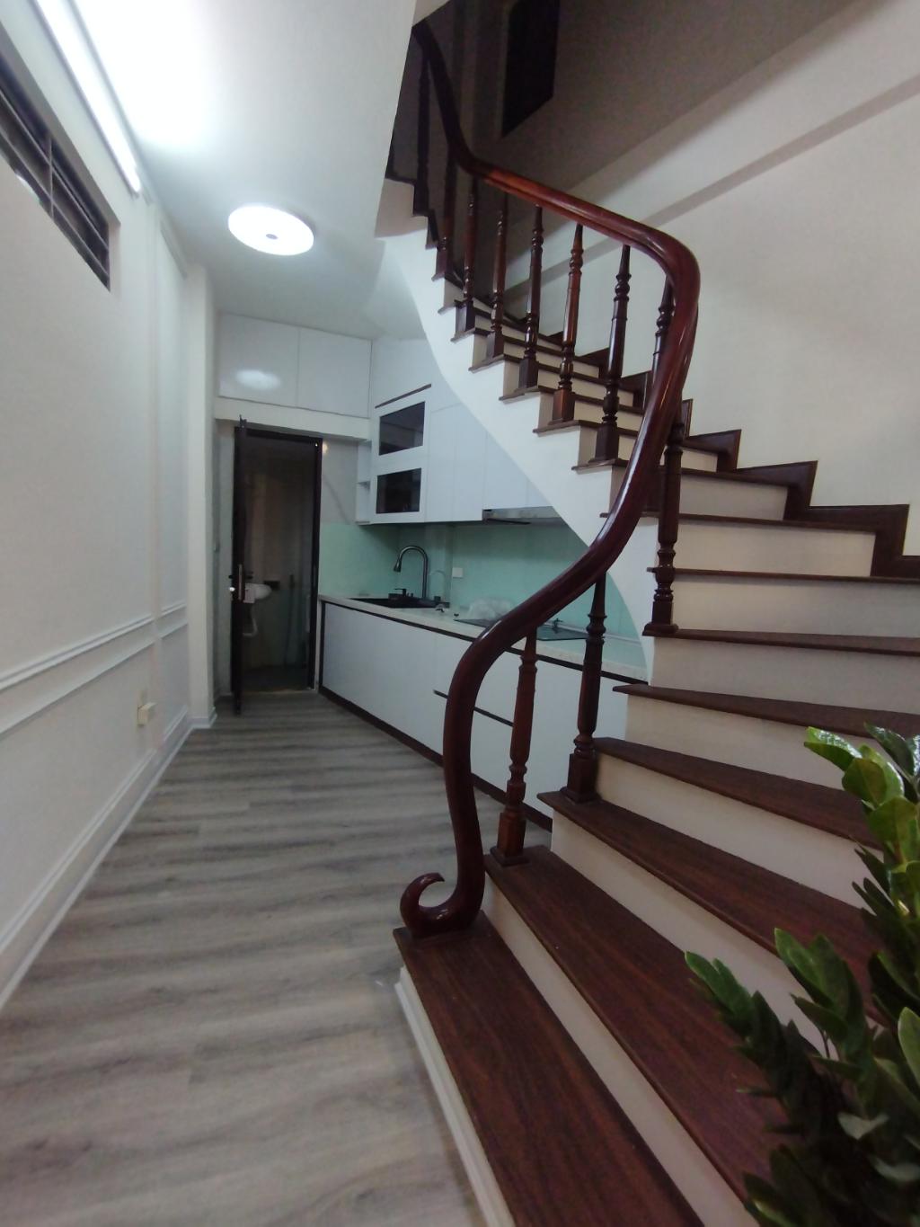 Bán nhà 5 tầng, 31m, cách đường 10m, giá 7,9 tỷ có thương lượng