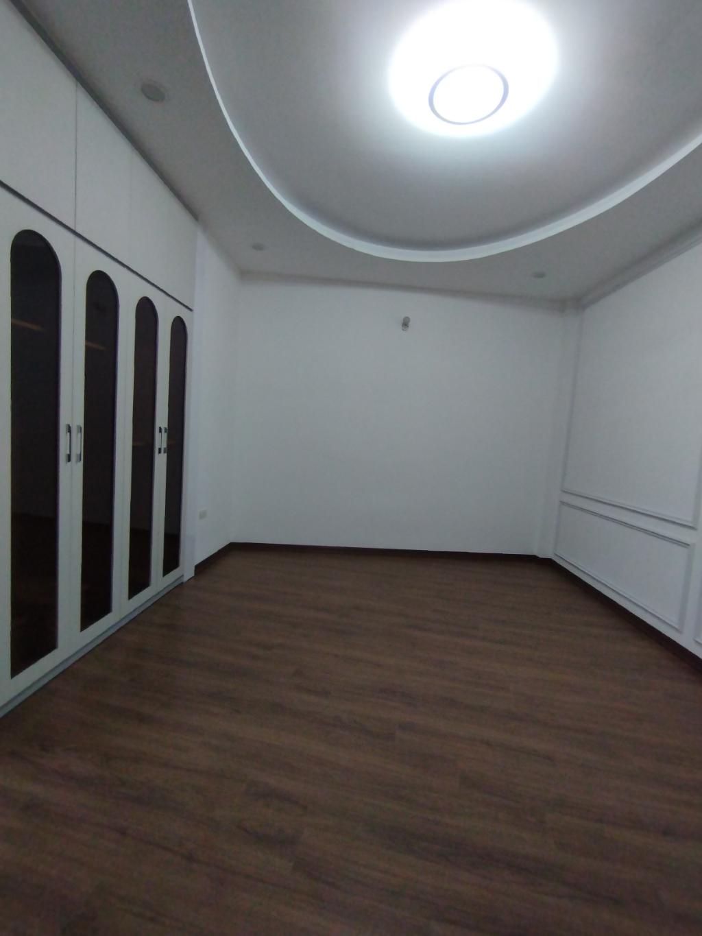 Bán nhà 5 tầng, 31m, cách đường 10m, giá 7,9 tỷ có thương lượng