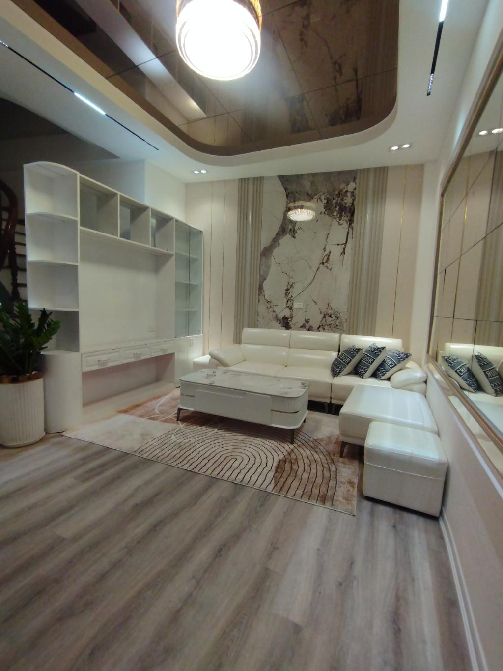 Bán nhà 5 tầng, 31m, cách đường 10m, giá 7,9 tỷ có thương lượng