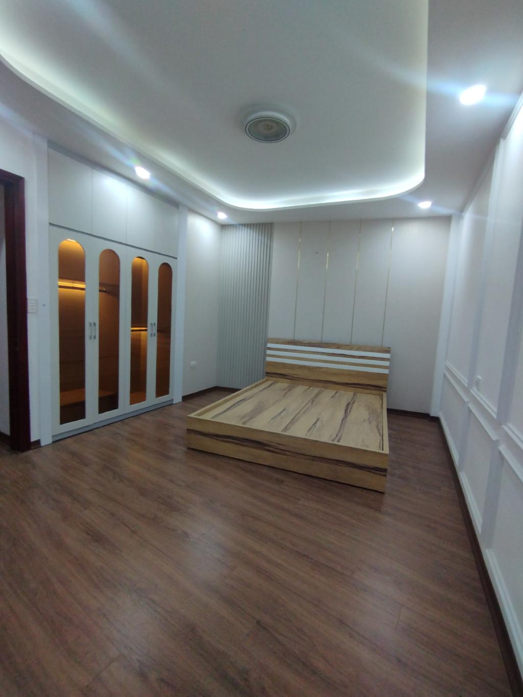 Bán nhà 5 tầng, 31m, cách đường 10m, giá 7,9 tỷ có thương lượng