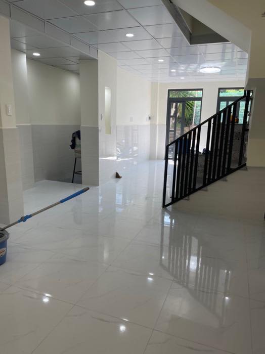 NGAY KHU DÂN CƯ HỒNG LONG THỦ ĐỨC - SÁT MẶT TIỀN - NGANG CHUẨN 5M - XE HƠI ĐẬU SÁT NHÀ - KHU PHÂN LÔ VIP