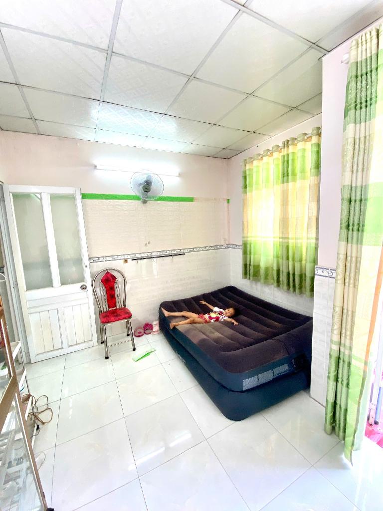 SIÊU PHẨM RẺ CHƯA TỪNG CÓ , NHÀ 3 TẦNG BTCT , DTS 105.9m2 SỔ HỒNG HOÀN CÔNG ĐỦ , 1 ĐỜI CHỦ , 4PN 3WC , SÂN TRƯỚC NHÀ SIÊU RỘNG – KDC HIỆN HỮU TƯƠNG LAI MẶT TIỀN BỜ KÈ .