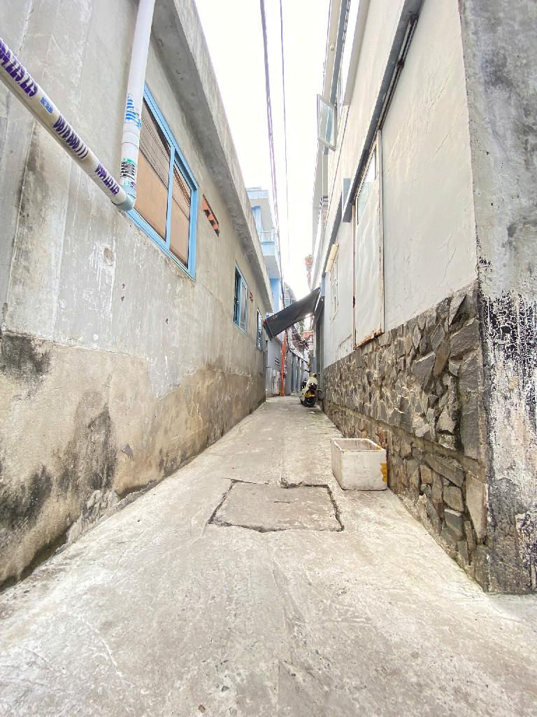 SIÊU PHẨM RẺ CHƯA TỪNG CÓ , NHÀ 3 TẦNG BTCT , DTS 105.9m2 SỔ HỒNG HOÀN CÔNG ĐỦ , 1 ĐỜI CHỦ , 4PN 3WC , SÂN TRƯỚC NHÀ SIÊU RỘNG – KDC HIỆN HỮU TƯƠNG LAI MẶT TIỀN BỜ KÈ .