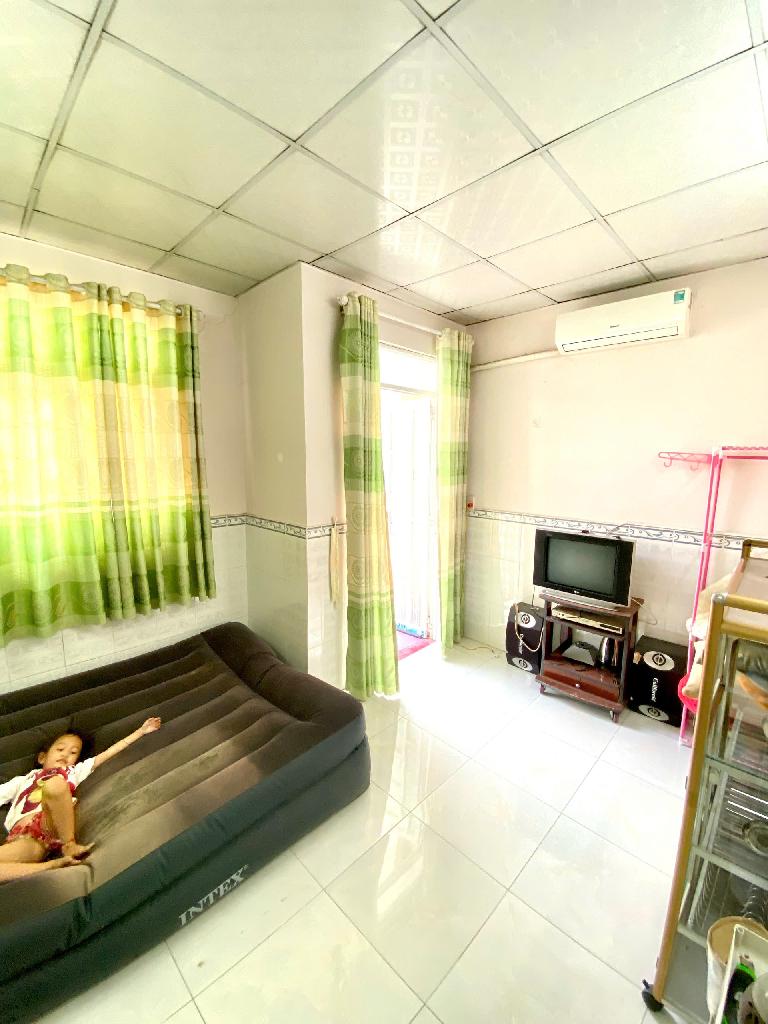 SIÊU PHẨM RẺ CHƯA TỪNG CÓ , NHÀ 3 TẦNG BTCT , DTS 105.9m2 SỔ HỒNG HOÀN CÔNG ĐỦ , 1 ĐỜI CHỦ , 4PN 3WC , SÂN TRƯỚC NHÀ SIÊU RỘNG – KDC HIỆN HỮU TƯƠNG LAI MẶT TIỀN BỜ KÈ .