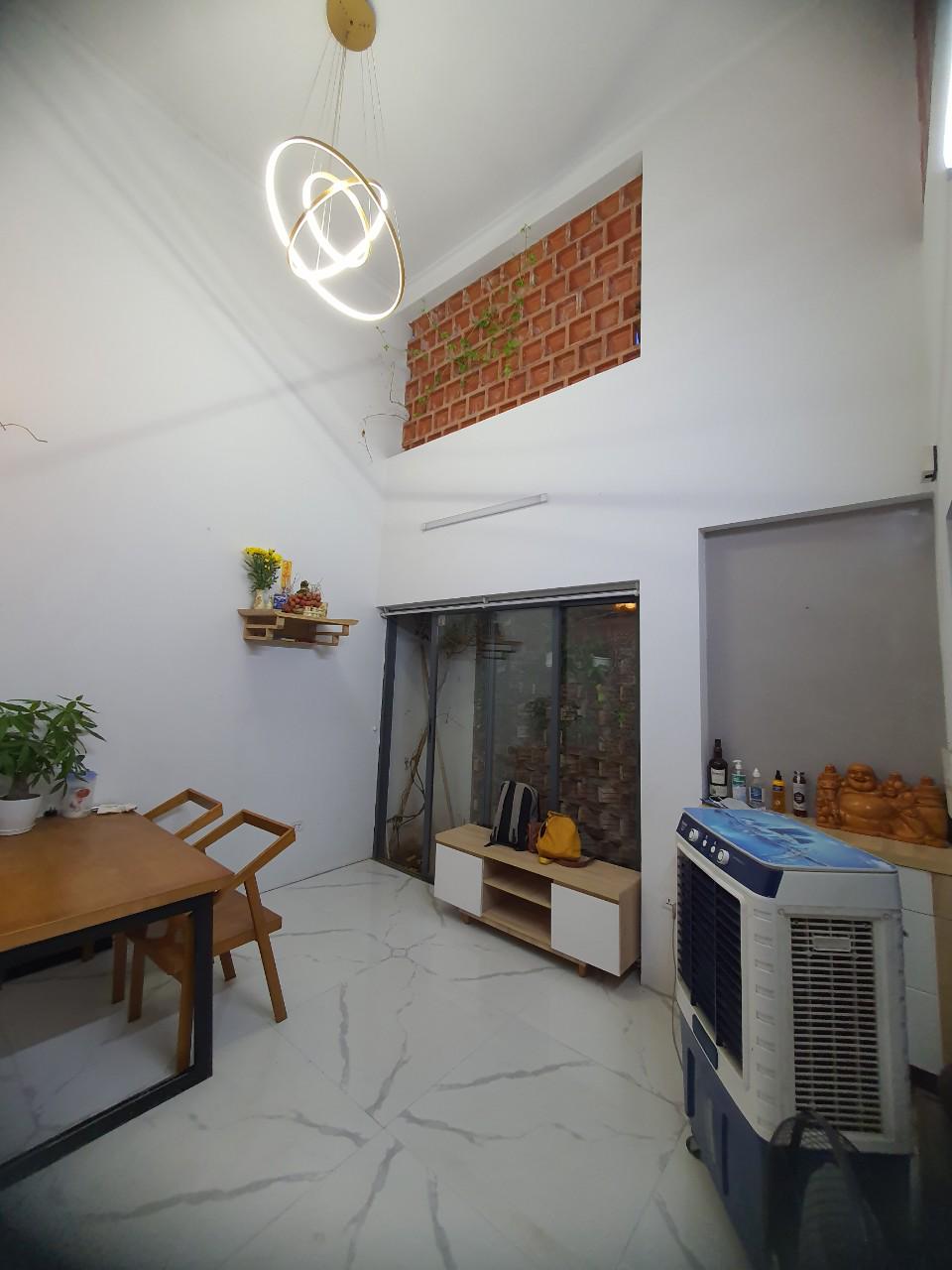 Nhà tự thiết kế , do chuyển công tác nên chủ cần bán gấp