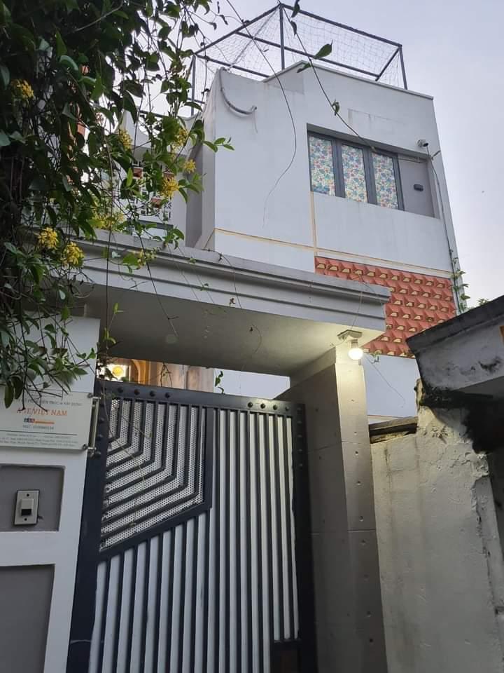 Nhà tự thiết kế , do chuyển công tác nên chủ cần bán gấp