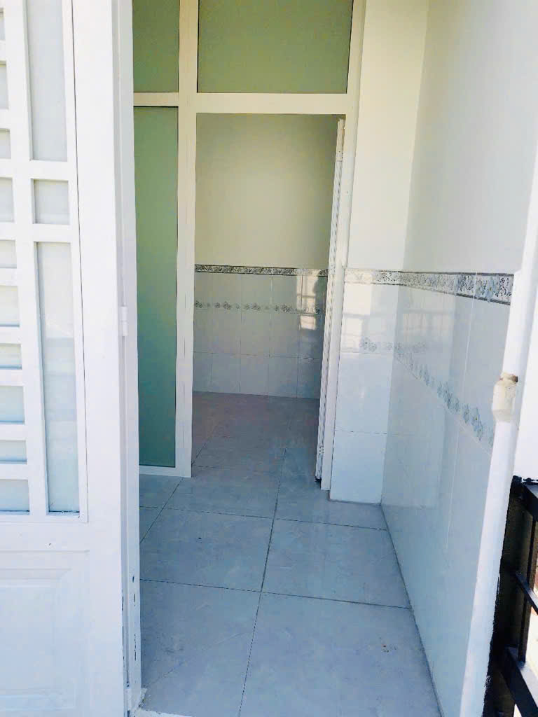 Nhà mới chính chủ ở ngay 4 tầng, 5 phòng ngủ, hẻm xe hơi, 3.x tỷ, Quận 8, Bình Đông.