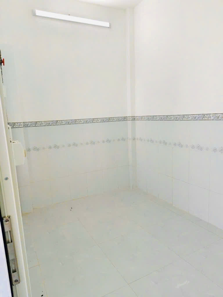 Nhà mới chính chủ ở ngay 4 tầng, 5 phòng ngủ, hẻm xe hơi, 3.x tỷ, Quận 8, Bình Đông.