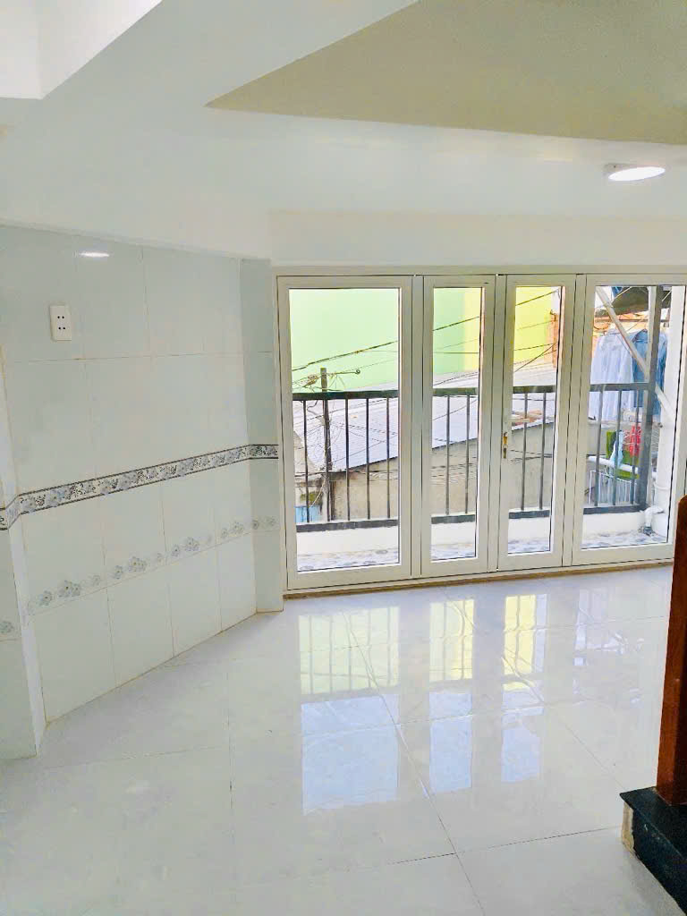 Nhà mới chính chủ ở ngay 4 tầng, 5 phòng ngủ, hẻm xe hơi, 3.x tỷ, Quận 8, Bình Đông.
