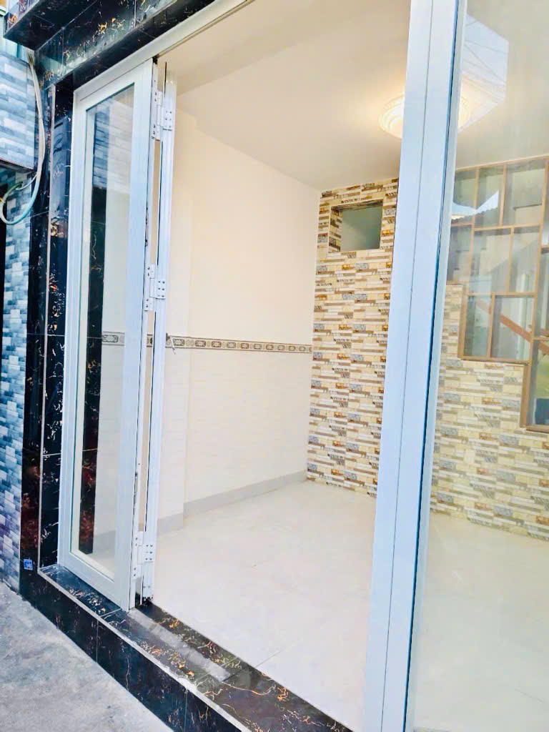 Nhà mới chính chủ ở ngay 4 tầng, 5 phòng ngủ, hẻm xe hơi, 3.x tỷ, Quận 8, Bình Đông.