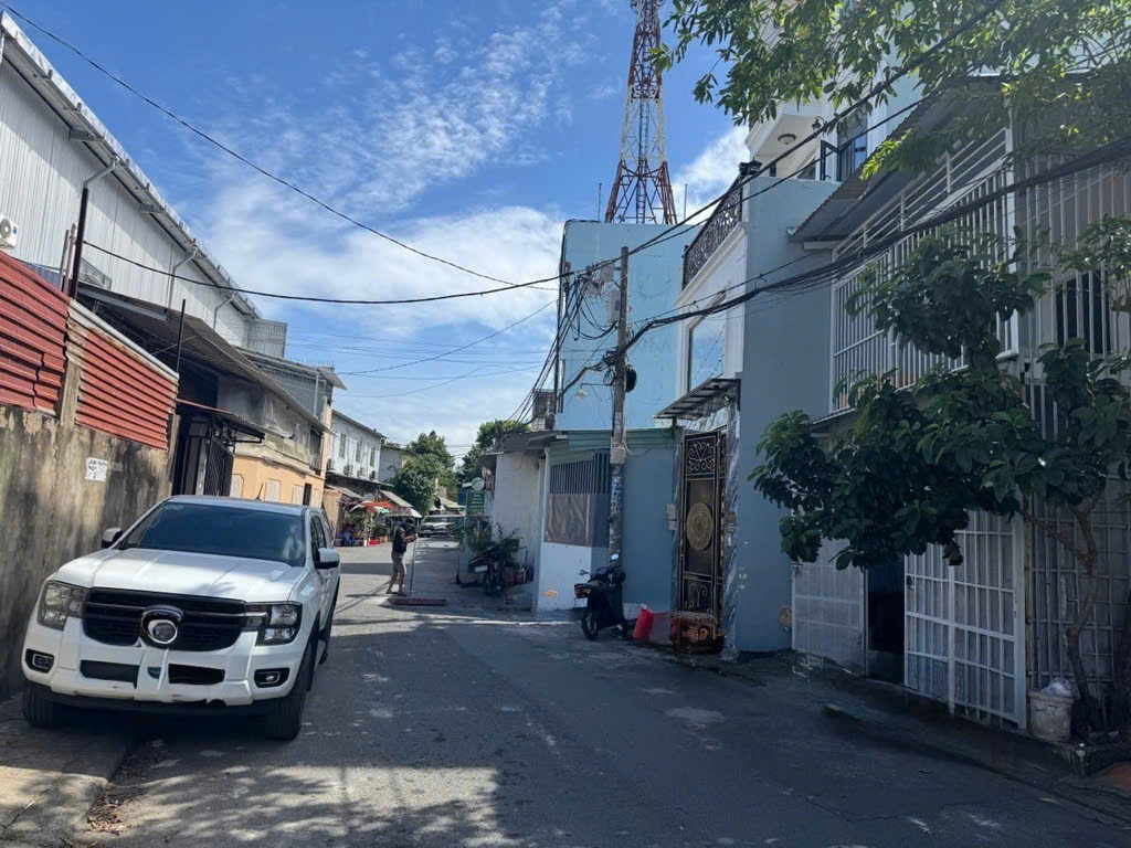 Bán nhà Trung Mỹ Tây Quận 12, 4,2 x 17, Mặt tiền kinh doanh,Hẻm ô tô, Sổ sẵn chờ chủ.