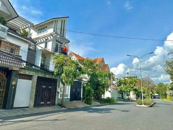 Bán Nhà Khu VIP Ngay Trung Tâm Hành Chính TP Dĩ an, Bình Dương 5 Tầng Cực Đẹp Nhỉnh 9 Tỷ