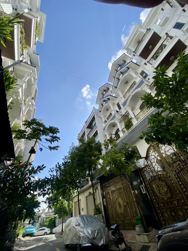 NHÀ ĐẸP 5 TẦNG - NGAY VẠN PHÚC CITY - Ô TÔ NGỦ TRONG NHÀ - GIÁ CHỈ 9.xx Tỷ..