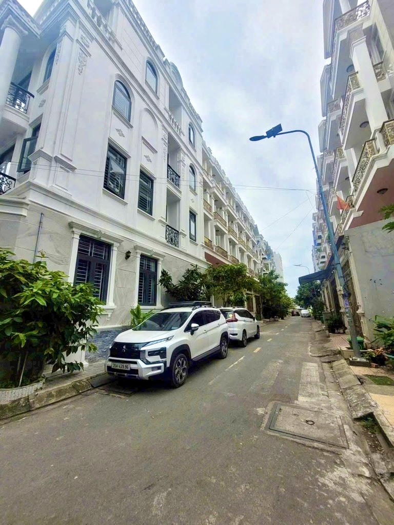 NHÀ ĐẸP 5 TẦNG - NGAY VẠN PHÚC CITY - Ô TÔ NGỦ TRONG NHÀ - GIÁ CHỈ 9.xx Tỷ..