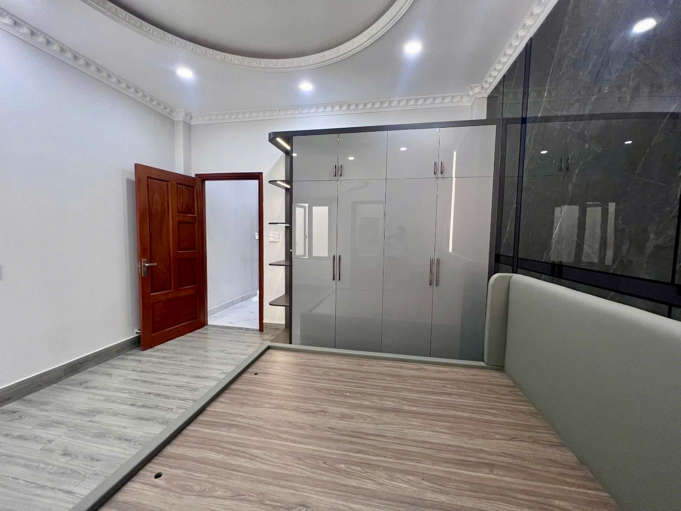 NHÀ 5 TẦNG ĐẸP - HẺM 6M Ô TÔ VÔ NHÀ - P. LINH ĐÔNG - SÁT PHẠM VĂN ĐỒNG - GIÁ 8.xx Tỷ.