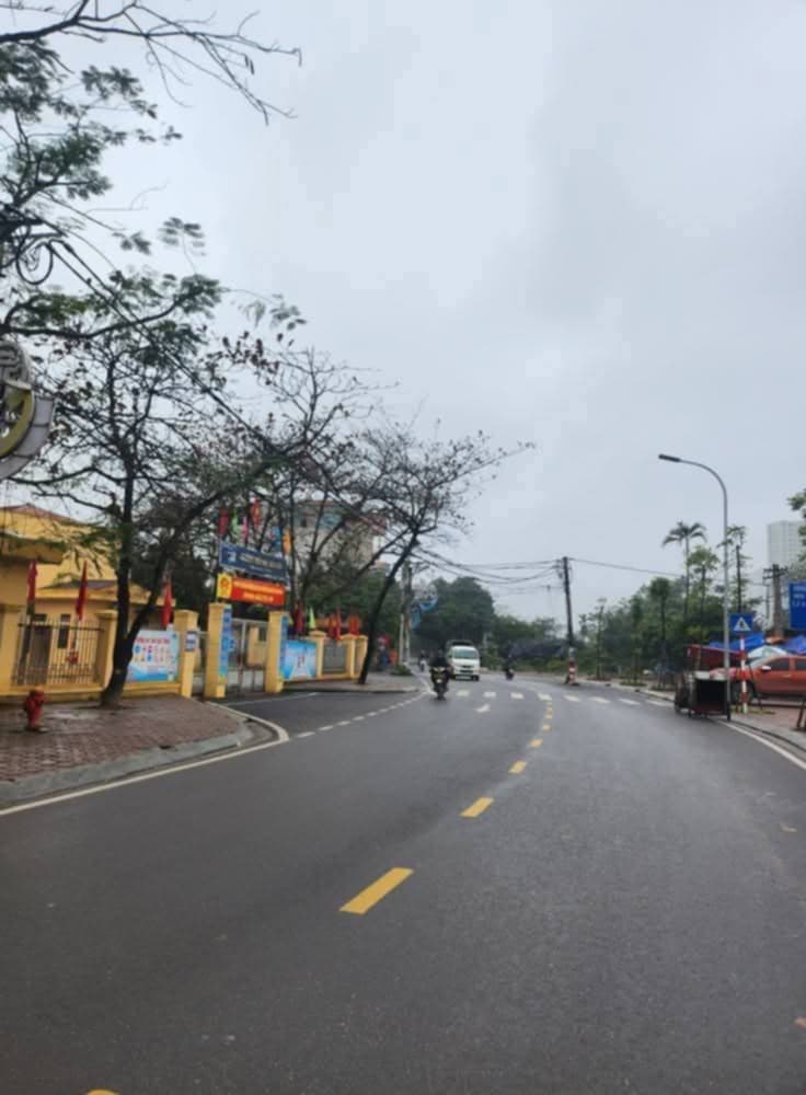 Sát sườn sân bóng mậu lương kiến hưng