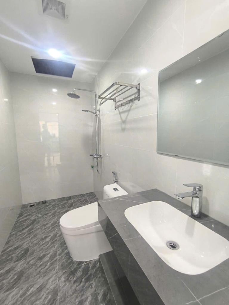 Bán nhà mới xây Thanh am, 30m2 chỉ 5,65 tỷ, 5 tầng, ngõ rộng, tiện ích nhiều.