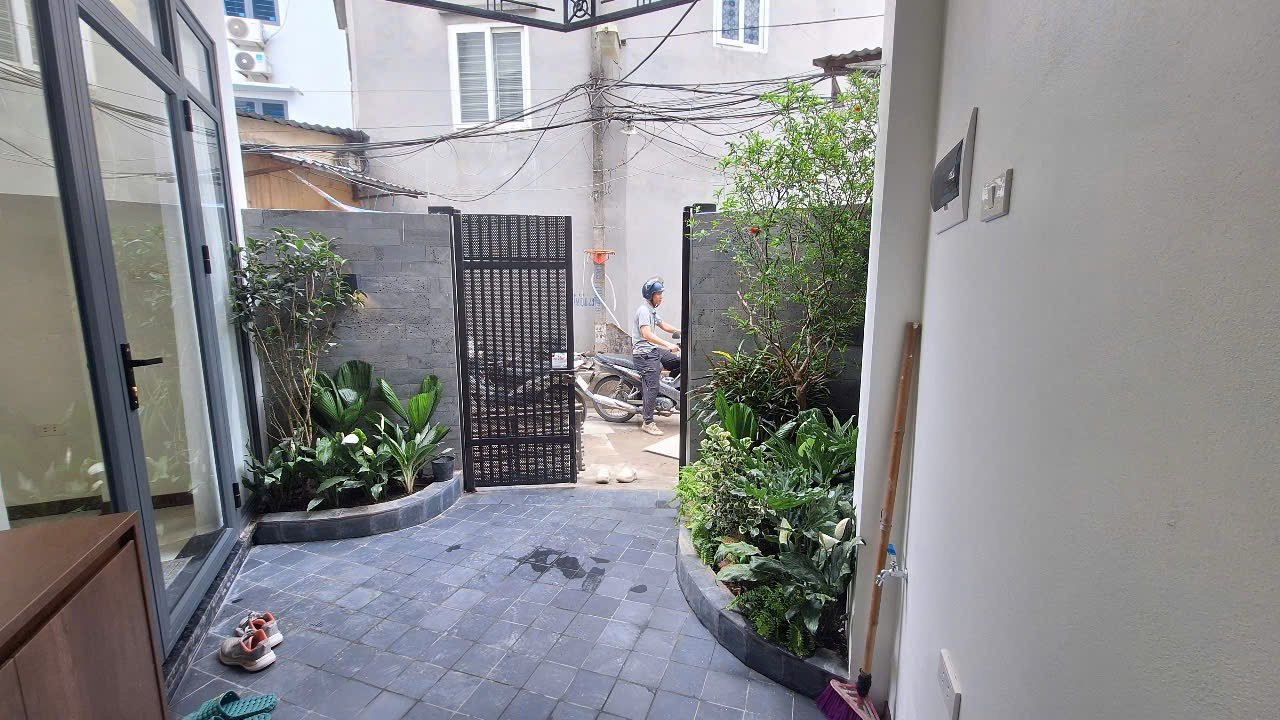 NHÀ MỚI GIA QUẤT 150TR/M- 51M2-4 TẦNG, NGÕ VF3 ĐỖ CỔNG. 100M RA NGÕ CHÍNH RỘNG 7M.   1 NHÀ DUY NHẤT. ALO E ĐI XEM LUÔN: 0904290916