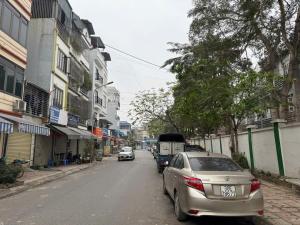 Nhà Gia Quất- thượng thanh, mặt tiền5m,view thoáng, ô tô đỗ cửa, đường ô tô tránh