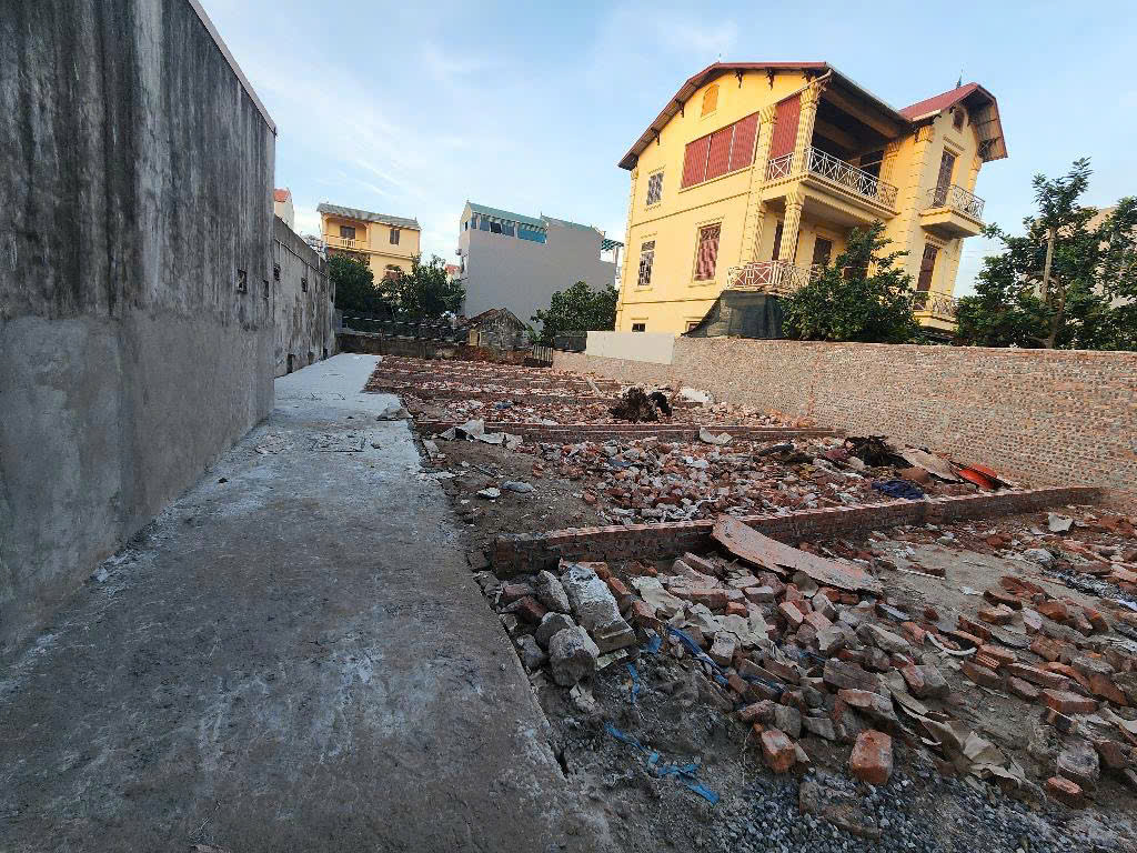 Đất phân lô 42.5m - gần chợ lớn – cạnh Vin - gần Khu CN - Cách trường C1,2,3 500m, giá chỉ 2.65 tỷ - hot thôi rồi