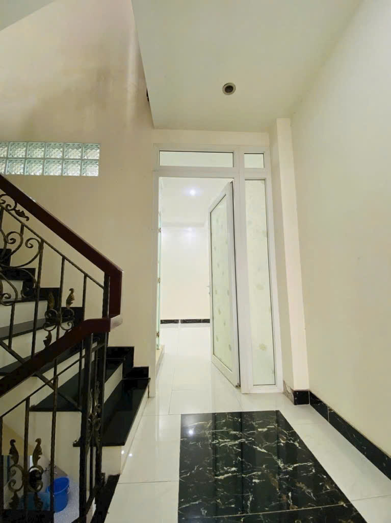 NHÀ 3 TẦNG KIÊN CỐ - 48M2 - 4x12M SỔ VUÔNG VỨC HOÀN CÔNG ĐỦ - 3 PHÒNG NGỦ HẺM XE HƠI 4M - SÁT MẶT TIỀN - GẦN CHỢ TÂN HƯƠNG - GIÁ CHỈ HƠN 5 TỶ 