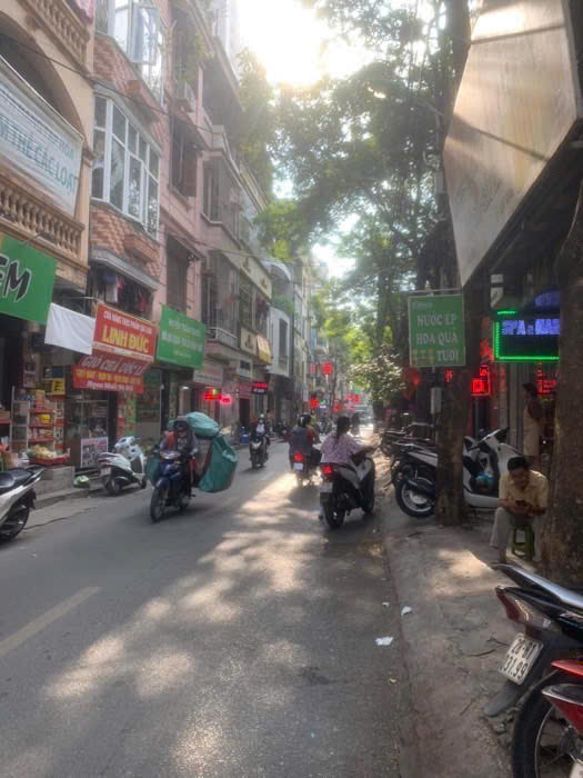 Bán nhà mặt phố 4 tầng đường Nguyễn Huy Tưởng - Khu vực đông dân - Nhiều tiện ích