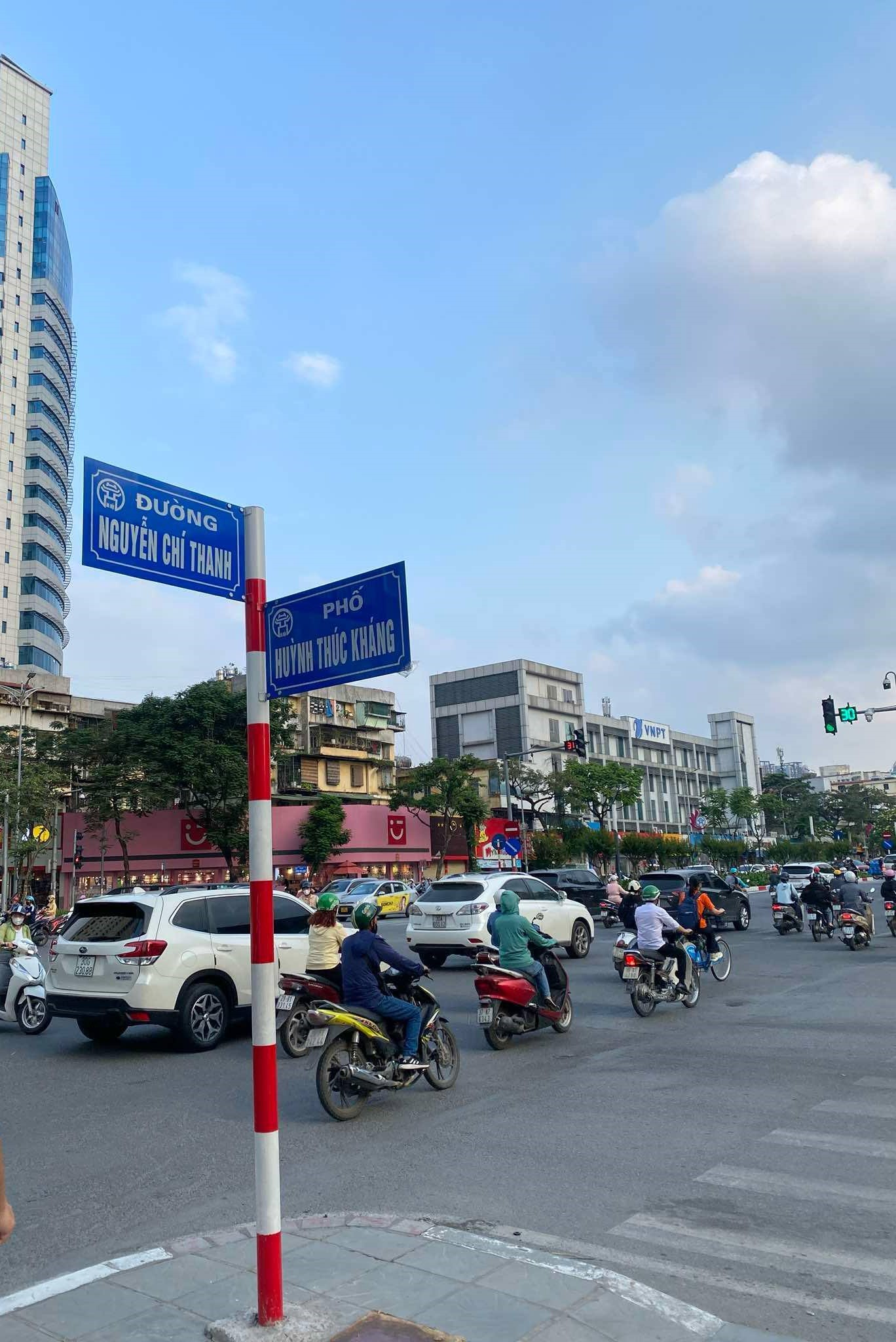 BÁN NHÀ HUỲNH THÚC KHÁNG - VF3 NGỦ NHÀ - 40m2 -16,8 Tỷ