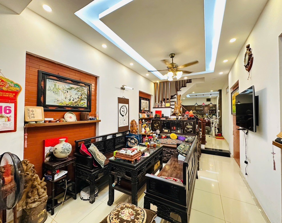 BÁN NHÀ PHỐ HUỲNH THÚC KHÁNG - ĐỐNG ĐA - VF8 NGỦ NHÀ - TOÀN ĐỒ GỖ ĐẸP MÊ LY - Ở LUÔN - 60m2 - 19 TỶ