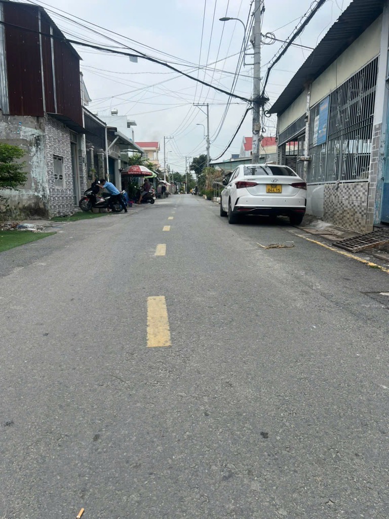 BÁN NHÀ MẶT TIỀN LỚN 10M chỉ 2tỷ1 HÓC MÔN Q12