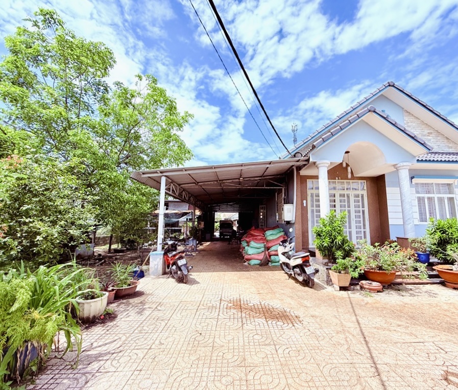 MẶT TIỀN KHỦNG BÁN ĐẤT TẶNG NHÀ FULL THỔ CƯ 1,100m2 TÂN HIỆP HÓC MÔN