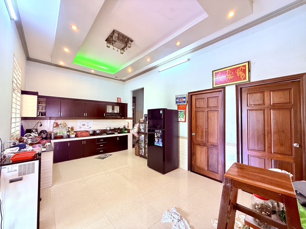 MẶT TIỀN KHỦNG BÁN ĐẤT TẶNG NHÀ FULL THỔ CƯ 1,100m2 TÂN HIỆP HÓC MÔN