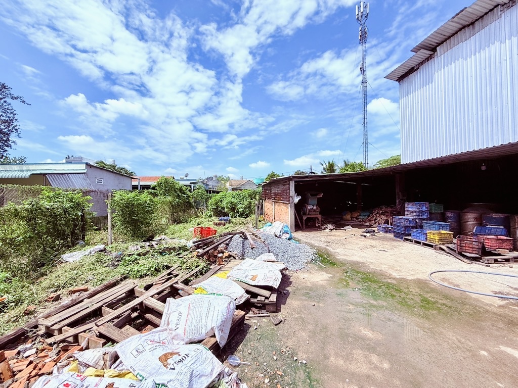 MẶT TIỀN KHỦNG BÁN ĐẤT TẶNG NHÀ FULL THỔ CƯ 1,100m2 TÂN HIỆP HÓC MÔN