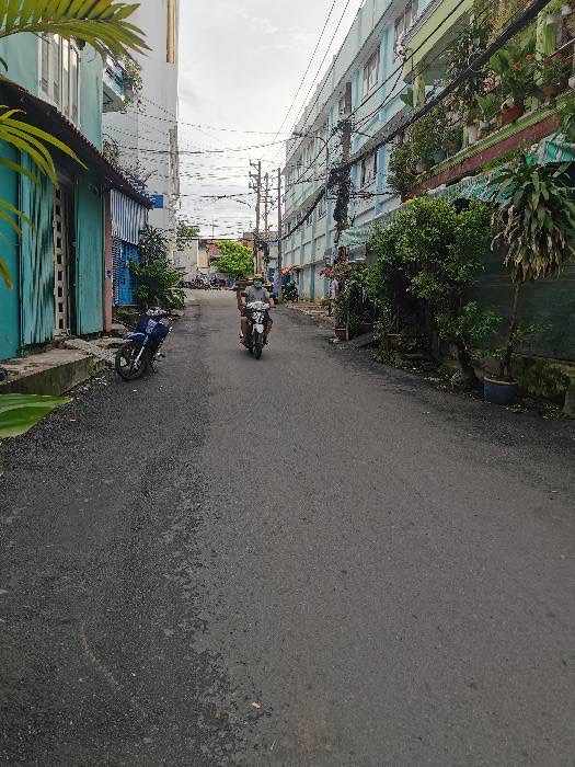 Nhà PHAN VĂN TRỊ, P. 11, Q. Bình Thạnh - DT: 18M2, 3 tầng,vị trí đẹp. Hẻm thông cách 10M mặt tiền Phạm Văn Đồng. Chỉ 2.X Tỷ ( 