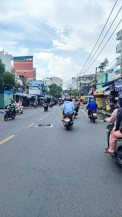 Nhà ngay sát quận 1