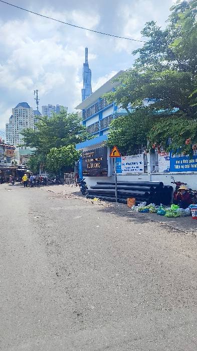 Nhà ngay sát quận 1