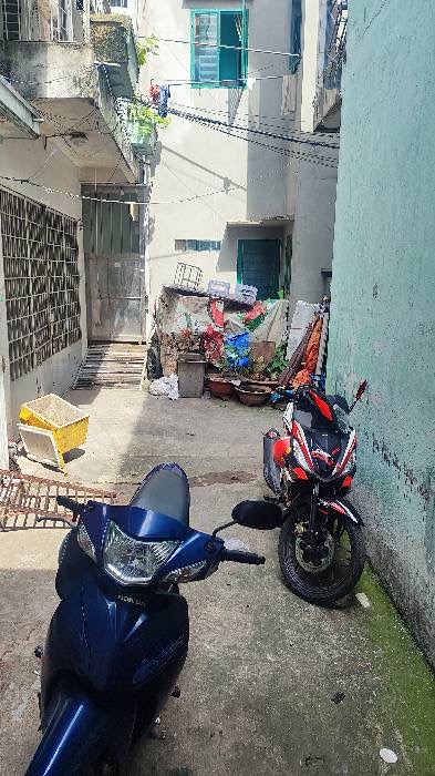 Nhà ngay sát quận 1