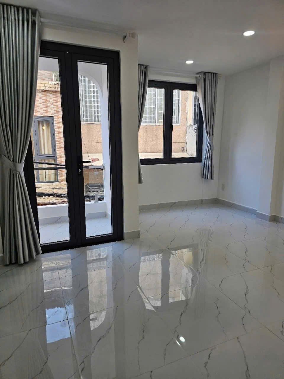 NHÀ ĐẸP HIỆN ĐẠI HẺM OTO THÔNG - TẠI P10, TÂN BÌNH