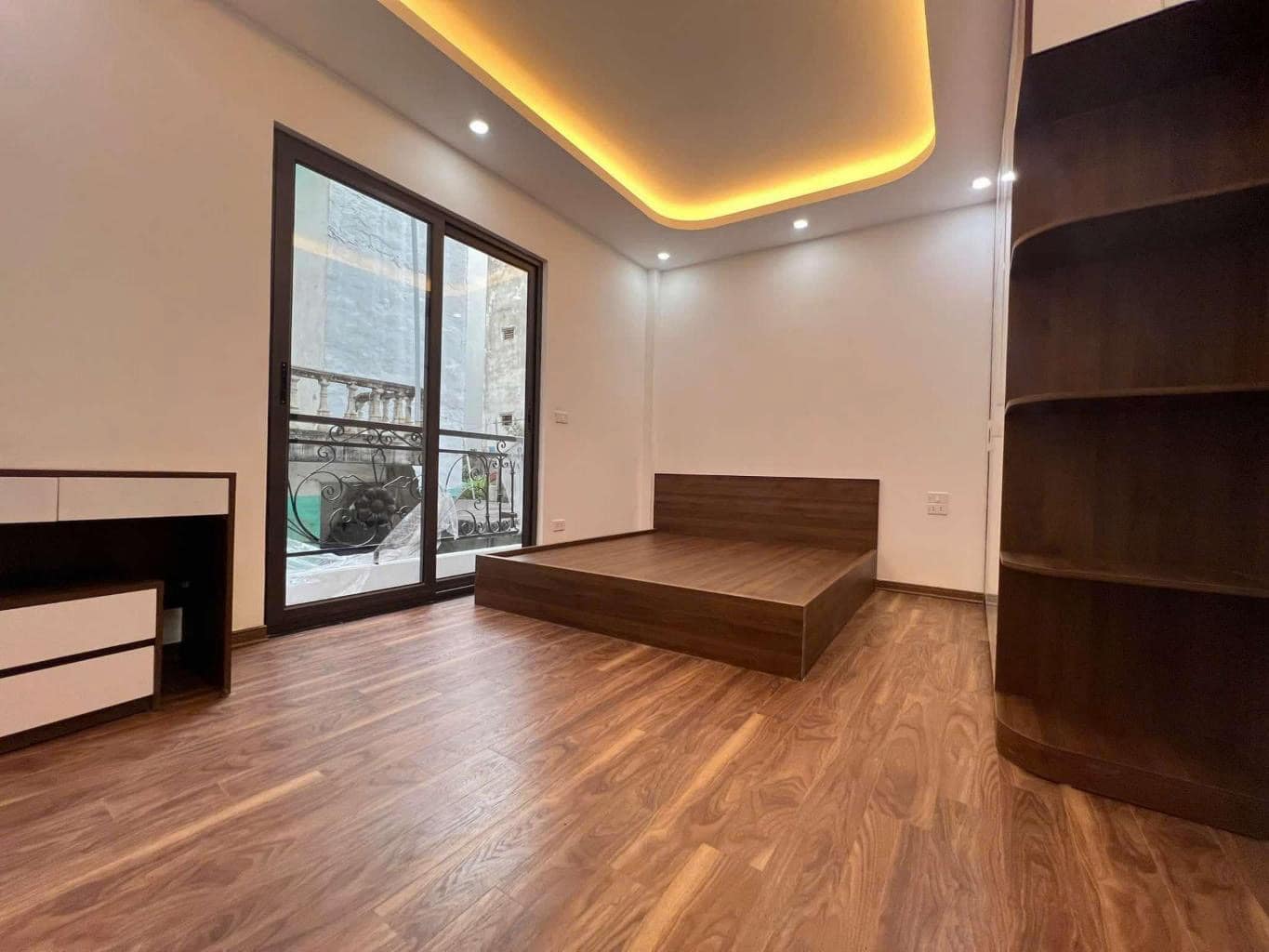 Phố Tân Mai– 30m2 / 5T / Mt 4.6m – Ngõ thông – ô tô đỗ cổng– Chỉ 6 tỷ